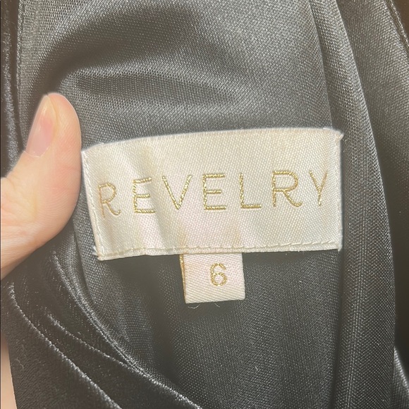 Elegant Black Sleeveless Dress - Picture 3 of 6